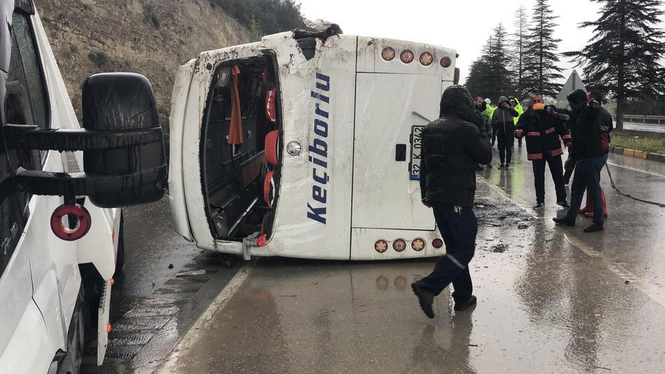 ISPARTA'DA KONTROLDEN ÇIKAN YOLCU MİDİBÜSÜ DEVRİLDİ: 15 YARALI ISPARTA VALİSİ ABDULLAH ERİN: "KAZADA TOPLAM 15 VATANDAŞIMIZ YARALANDI, ANCAK HAYATİ TEHLİKELERİ BULUNMUYOR" "KAZANIN MEYDANA GELDİĞİ BÖLGEDE DAHA ÖNCE DE BENZER OLAYLAR YAŞANDIĞINI BİLİYORUZ, BU NEDENLE GEREKLİ ÖNLEMLERİALACAĞIZ"