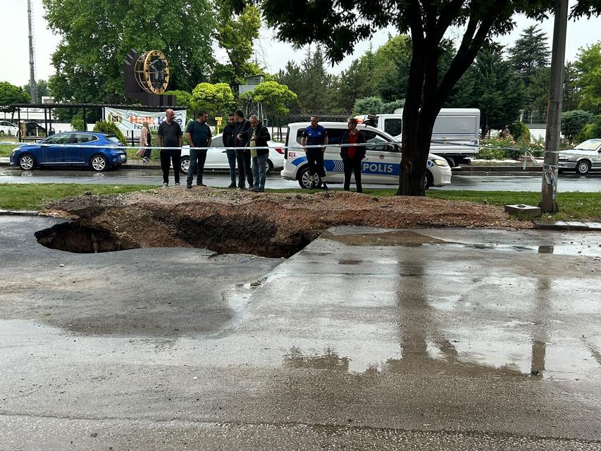 Sağanak sonrası yolda çökme meydana geldi