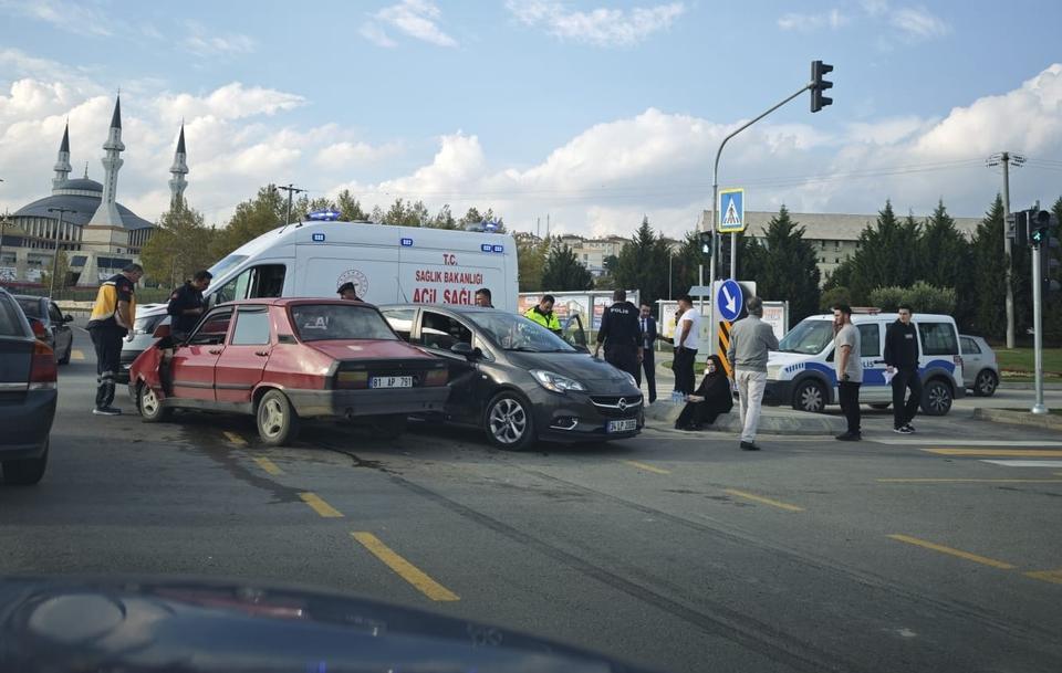 Duble yolda iki araç çarpıştı: 2 yaralı
