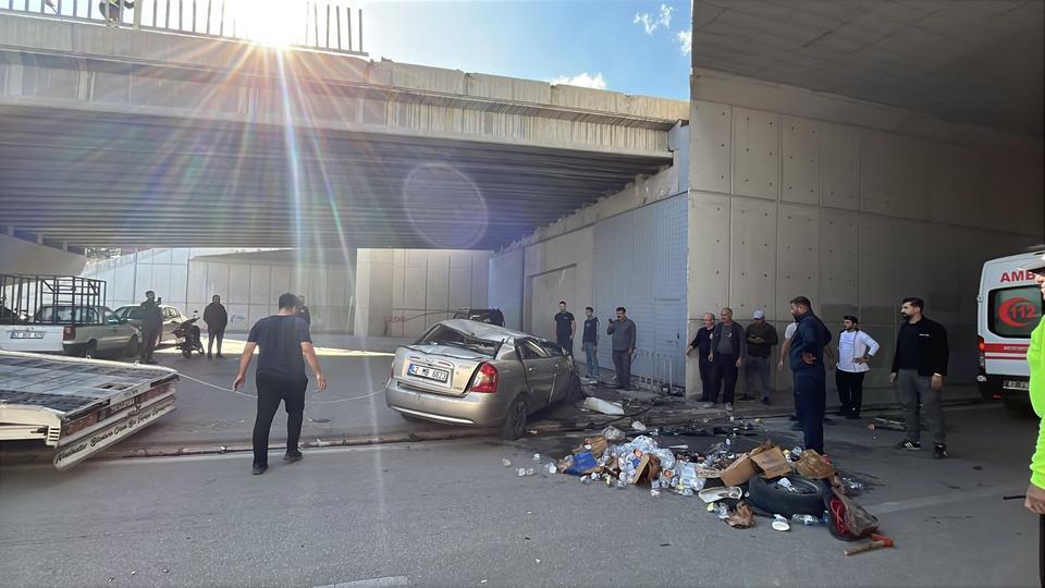 Otomobil üst geçitten yola düştü: 2 yaralı