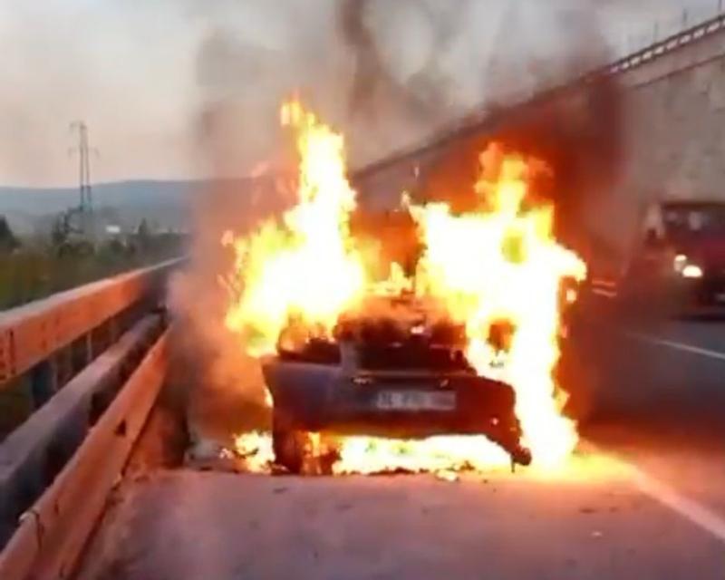 Otobanda seyir halindeki cip alev alev yandı