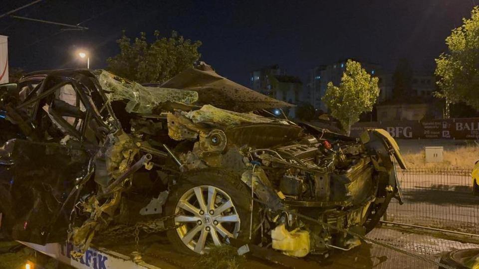Otomobil hurdaya döndü: 1 ölü, 1 yaralı
