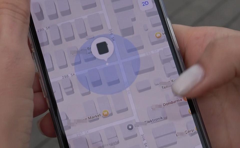 KAYBOLAN AKILLI KOL SAATİNİ GPRS İLE TAKİP EDEN RUS TURİST, POLİS EKİPLERİYLE BASKIN YAPTI SAHİLDE FOTOĞRAF ÇEKERKEN AKILLI KOL SAATİNİ KAYBEDEN RUS TURİST, GPRS BAKINCA ŞOKE OLDU SAATİ VE ALAN KİŞİYİ VERİLEN KONUMDA BULUNDU, KOLUNA SAATİNİ TEKRAR TAKAN RUS TURİST SEVİNCE BOĞULDU RUS TURİST LİLİE BELOVA: "TEŞEKKÜRLER TÜRK POLİSİ" SAATİ ALAN KİŞİ: "ÇOCUKLARA VERİRİM DİYE ALDIM"