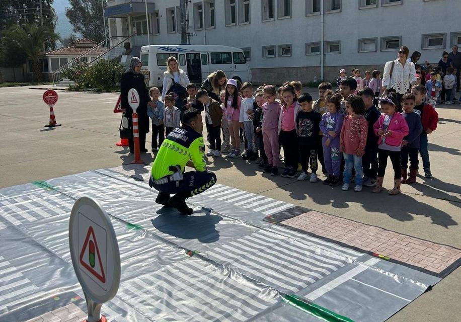 Çineli miniklere jandarmadan renkli sürpriz
