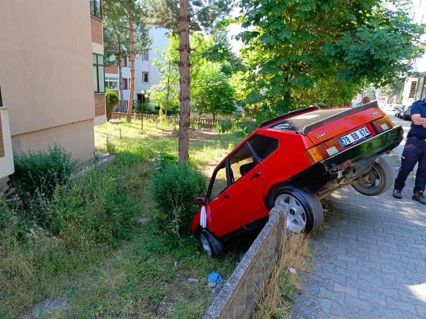 Direksiyonu kilitlenen otomobil apartmanın bahçesine düştü