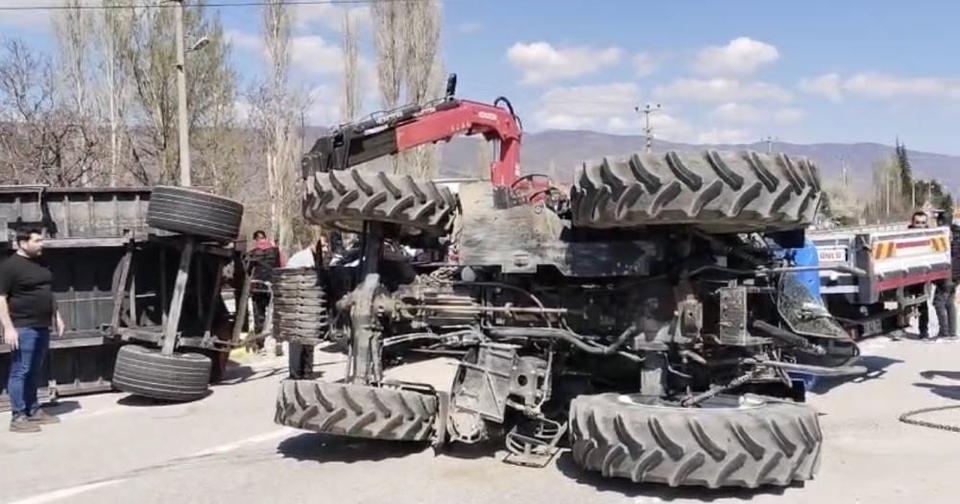 Gübre yüklü traktör devrildi