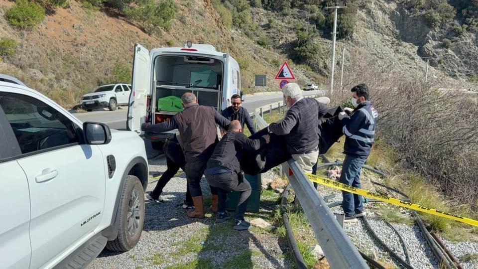 Karayolu kenarında kadın cesedi bulundu