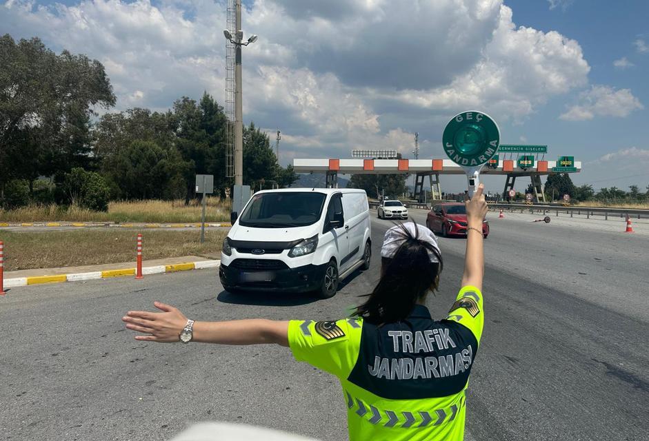 Aydın’da şüpheli araçtan 5 kaçak çıktı