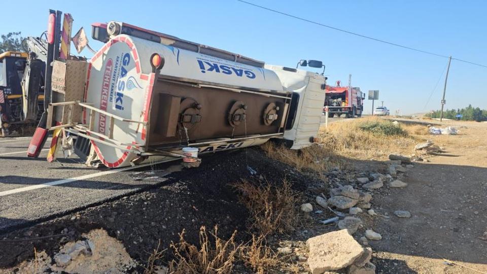 Devrilen yakıt tankerinin sürücüsü yaralandı
