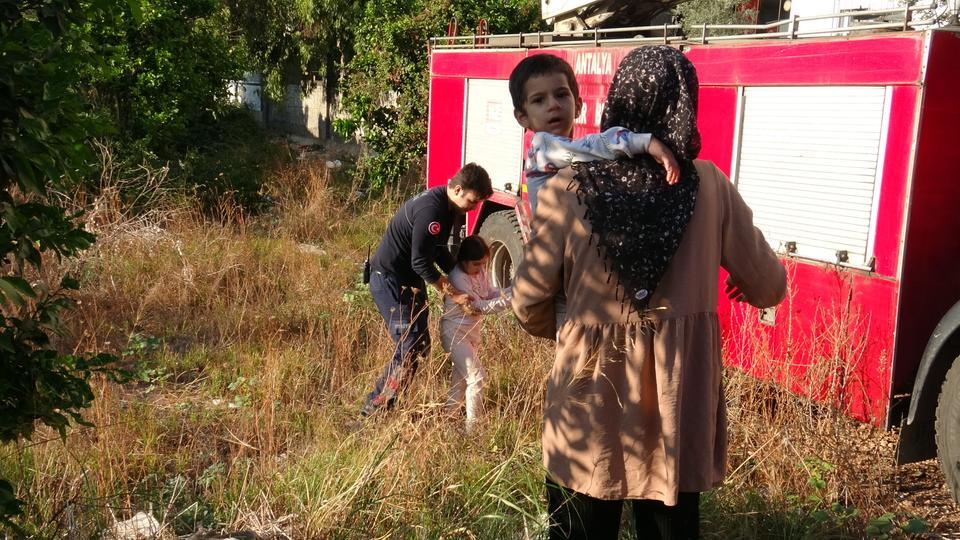 EVİN KAPI KİLİDİ ARIZALANDI, EVDE MAHSUR 2 ÇOCUĞU İTFAİYE KURTARDI