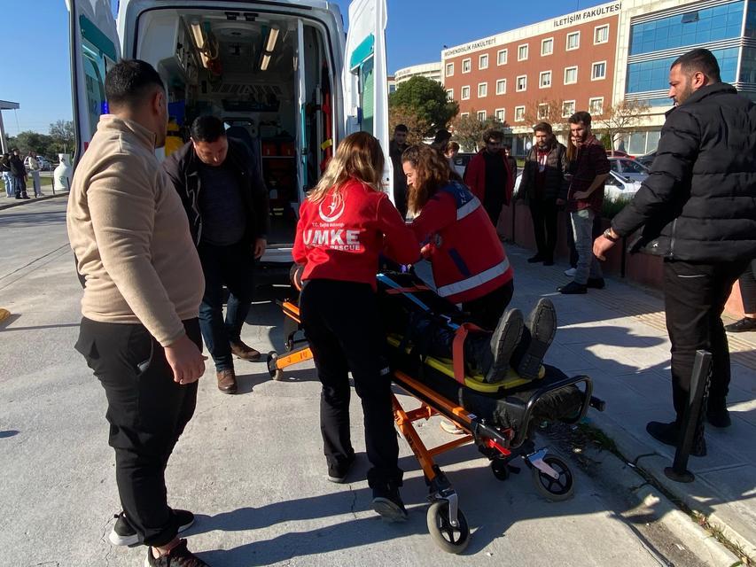 ADÜ MERKEZ KAMPÜSTE TRAFİK KAZASI BİNLERCE ÖĞRENCİNİN BULUNDUĞU KAMPÜSTE MOTOSİKLET İLE OTOMOBİL ÇARPIŞTI