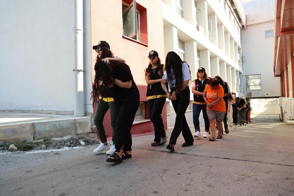 ADANA MERKEZLİ FUHUŞ OPERASYONU: 17 TUTUKLAMA FUHUŞ OPERASYONUNDAKİ ŞÜPHELİLERİN BANKA HESAPLARINDA 210 MİLYON LİRALIK PARA HAREKETLİLİĞİ ORTAYA ÇIKTI