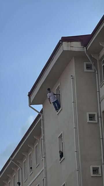 Öğrenci yurdunda facia: Camdan atlayan genç hayatını kaybetti