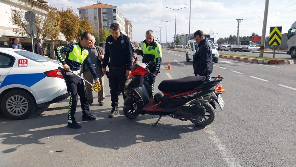 Motosikletle otomobil çarpıştı