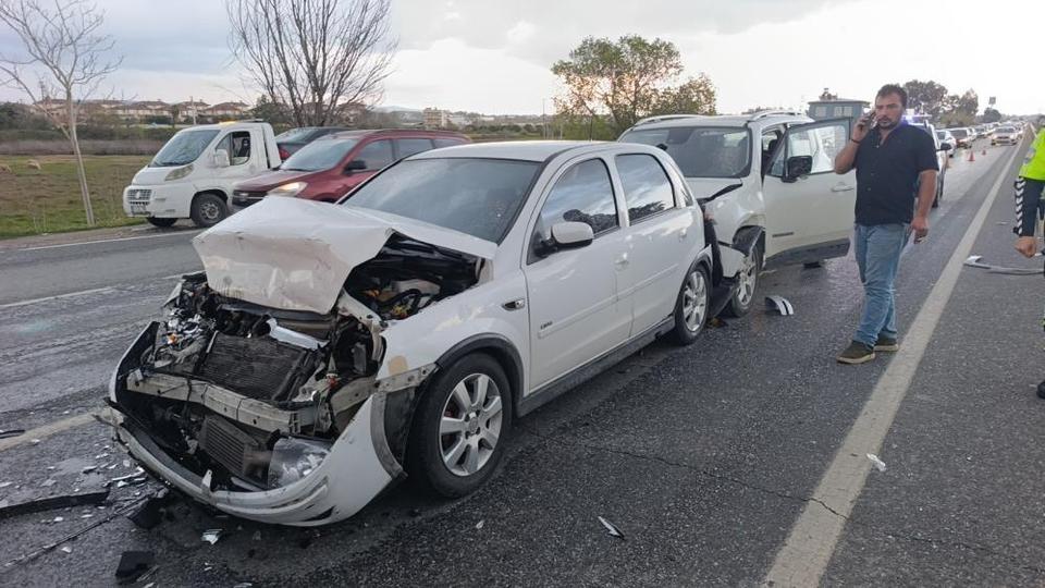 Kırmızı ışıkta bekleyen araçlara çarpıp olay yerinden ayrıldı: 4 yaralı