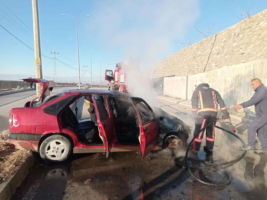 KAZA SONRASI ALEV ALAN OTOMOBİL KULLANILMAZ HALE GELDİ