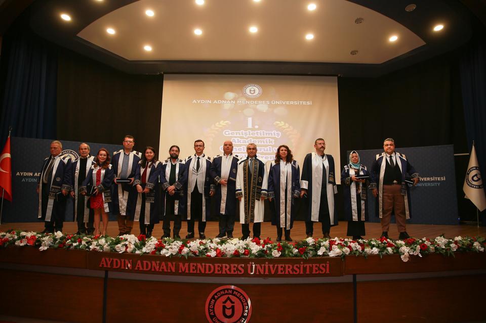 ADÜ'de akademik başarı törenle kutlandı