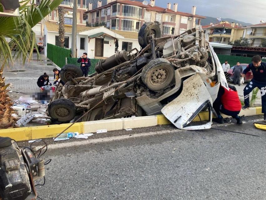 Kamyonet bariyerlere girdi: 2 ölü, 1 yaralı