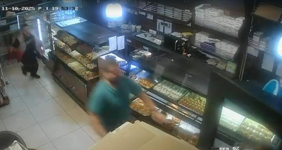 Elinde bıçakla müşterilere saldırdı