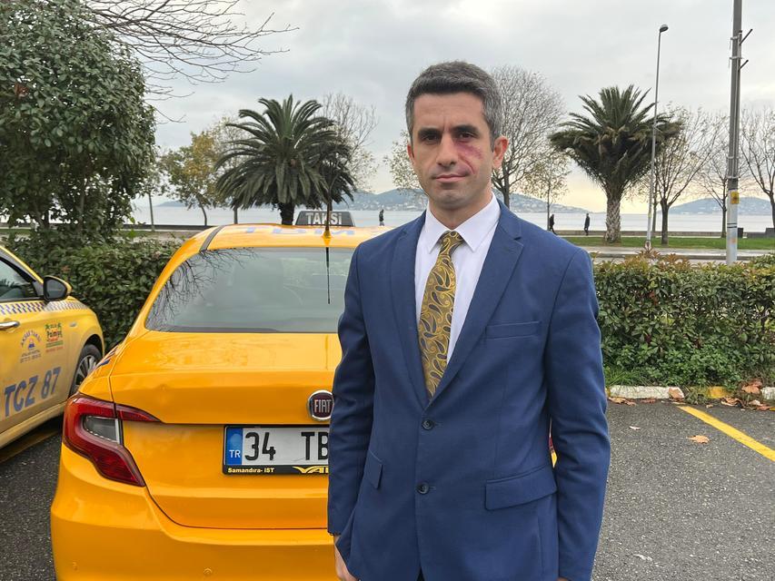 Beyaz yakalı işini bırakıp 'kravatlı taksici' oldu