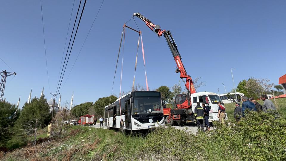 ÇANAKKALE'DE YOLDAN ÇIKAN OTOBÜSTE ŞOFÖR MAHSUR KALDI ÇANAKKALE'DE ÖZEL HALK OTOBÜSÜ YOLDAN ÇIKTI