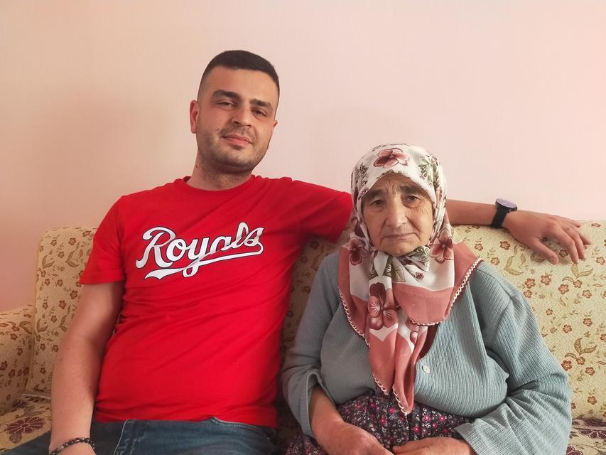 YAŞLI KADINI TUZAĞA DÜŞÜRÜP 750 BİN LİRA DEĞERİNDEKİ ALTINLARINI ÇALDILAR