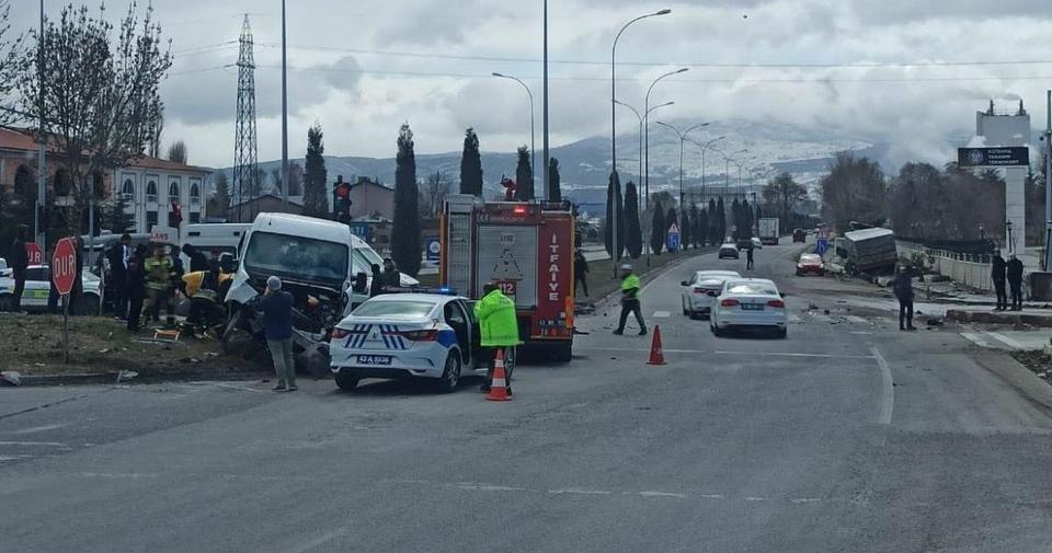 Tır ile kamyonet çarpıştı: 1 ölü, 2 yaralı