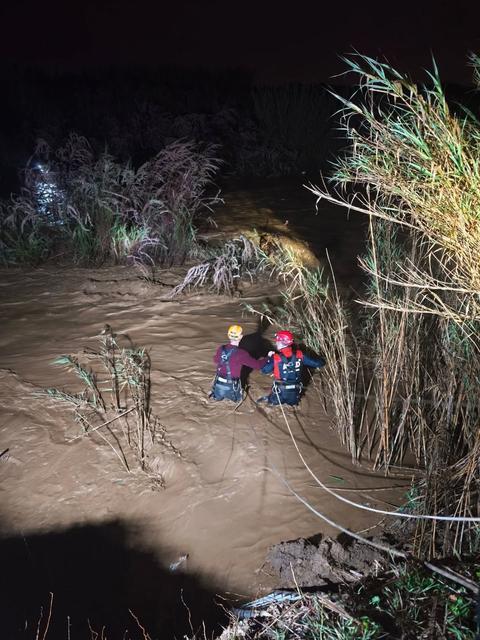 Aydın'da can pazarı: Çaya düşen araçta mahsur kaldı