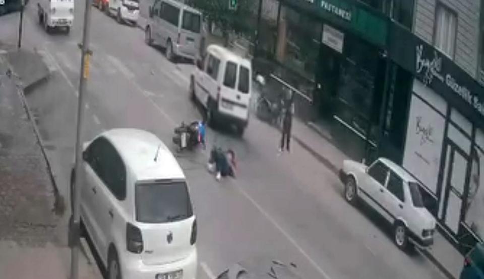 Ehliyetsiz sürücünün yaptığı kaza kameraya yansıdı