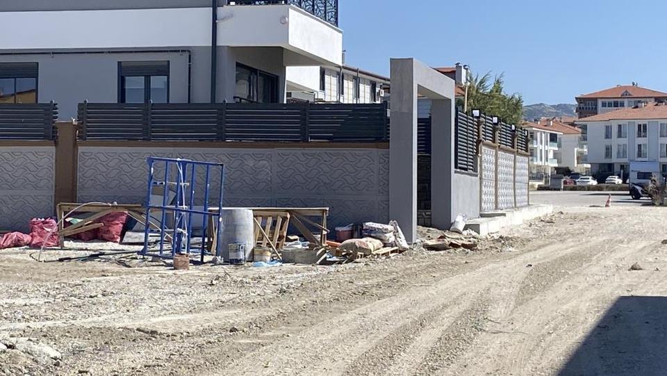 Sokak köpeklerinin saldırdığı kadın yaralandı
