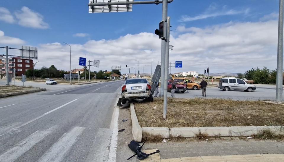Kırmızı ışıkta durmadı, iki otomobile çarptı