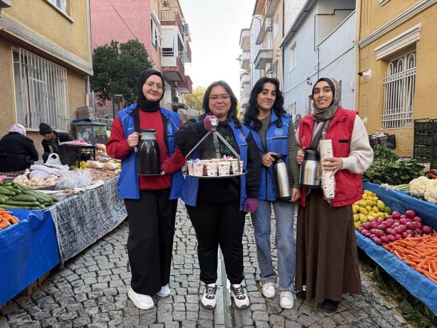 Aydın'da gönüllü gençlerden pazar esnafına sıcak ikram