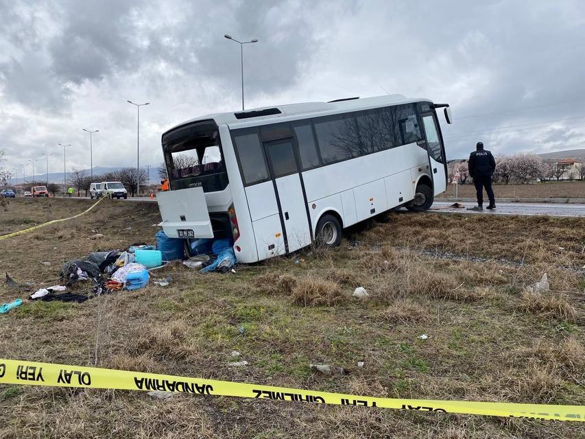 CEZAEVİ NAKİL ARACI DEVRİLDİ: 1'İ AĞIR 11 YARALI