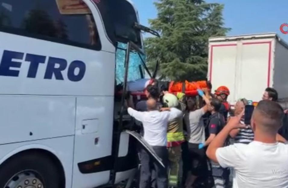 Aydın'a gelen yolcu otobüsü kamyona çarptı: 1'i ağır 8 yaralı