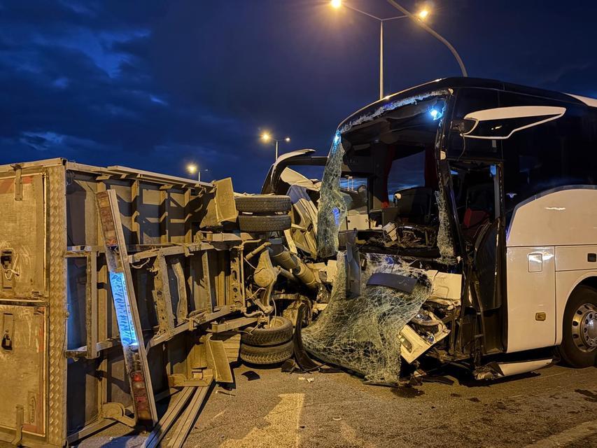 Yolcu otobüsü kazaya karıştı