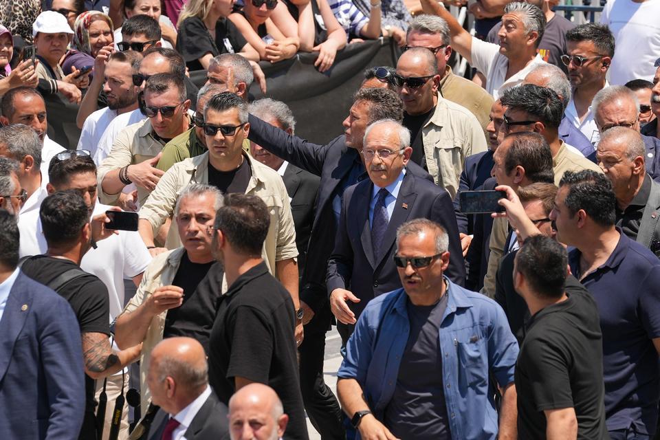 BİNLERCE MANİSALI, FERDİ BAŞKANLARINI GÖZYAŞLARIYLA UĞURLADI MANİSA TARİHİNİN EN KALABALIK CENAZE TÖRENİNDE GÖZYAŞLARI SEL OLDU