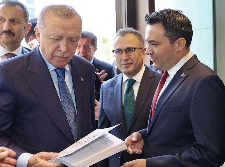 Tuncer, yeni kitabını Cumhurbaşkanı Erdoğan’a takdim etti