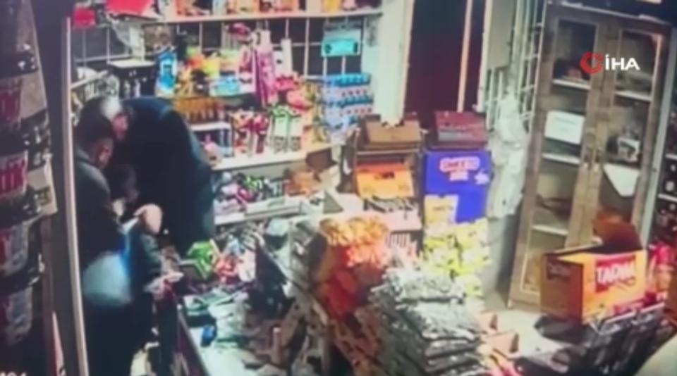 Boğazına şeker kaçan oğlunu Heimlich manevrasıyla kurtardı