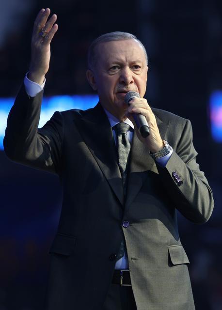 CUMHURBAŞKANI ERDOĞAN, AK PARTİ 8'İNCİ OLAĞAN BÜYÜK KONGRESİ'NDE KONUŞTU CUMHURBAŞKANI ERDOĞAN: "İMTİYAZLARINI KAYBETMEK İSTEMEYENLER ESKİ VESAYETÇİ SÖYLEMLERLE SİYASETE VE HÜKÜMETE AYAR VERMEYE ÇALIŞIYOR" CUMHURBAŞKANI RECEP TAYYİP ERDOĞAN: "ESKİ KÖTÜ ALIŞKANLIKLARINIZDA ISRAR EDERSENİZ, BİZ DE SİZE BUNA GÖRE MUAMELE EDERİZ" "MİLLETİMİZ DE DESTEK VERDİKÇE ÇOK DAHA FAZLASINI YAPACAĞIZ" "ULUSLARARASI YATIRIMLARDA DA TARİHİ BİR ATILIM GERÇEKLEŞTİRDİK" "MERKEZ BANKAMIZIN REZERVLERİ 173 MİLYAR DOLARI AŞARAK CUMHURİYET TARİHİMİZİN EN YÜKSEK SEVİYESİNE ULAŞTI" "EN BÜYÜK KORKUMUZ, KENDİ STATÜKOMUZA TESLİM OLMAKTIR" "REKABETÇİ ÜRETİM YAPISINI TESİS EDECEĞİZ" "HAYAT PAHALILIĞININ BAŞLICA SEBEPLERİNDEN BİRİ OLAN KİRA VE KONUT FİYATLARINI DENGEYE GETİRECEĞİZ" "ERİŞİLEBİLİR VE KALİTELİ SAĞLIK HİZMETLERİNİ DAHA DA GELİŞTİRECEĞİZ"