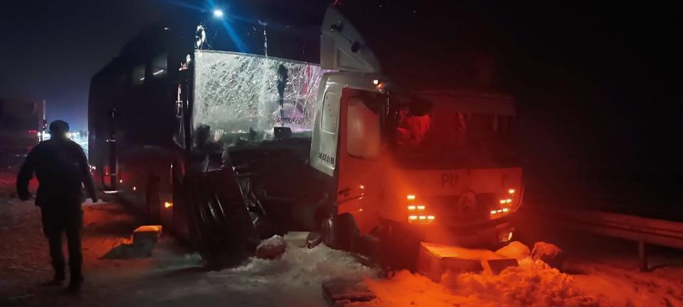 Otobüs kamyona çarpı: Çok sayıda kişi yaralandı