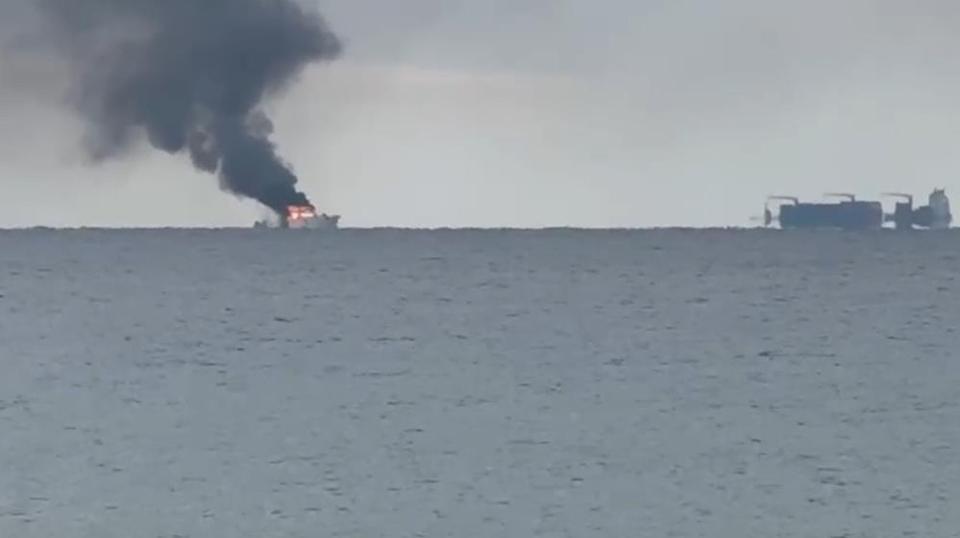 Alev alan lüks teknedeki kaptan Sahil Güvenlik ekiplerince kurtarıldı