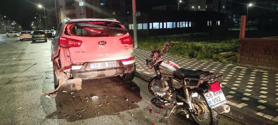 Park halindeki cipe çarpan motosikletli can verdi