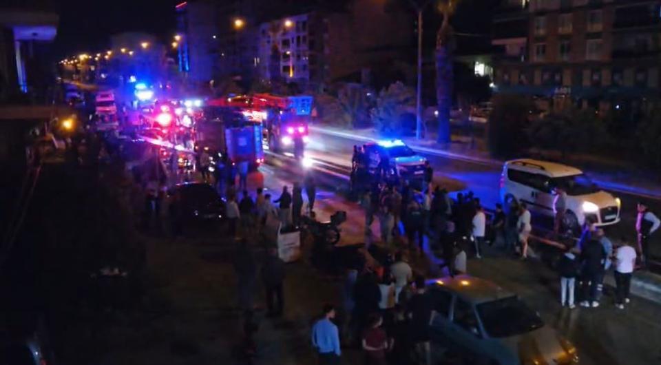 YANGINA UYKULARINDA YAKALANDILAR: 5 KİŞİ DUMANDAN ETKİLENDİ YÜZLERCE KİŞİ GECE YARISI YANAN BİNANIN ÖNNDE TOPLANIP, EVDE MAHSUR KALAN KİİLERİN KURTARILMASNI BEKLEDİ