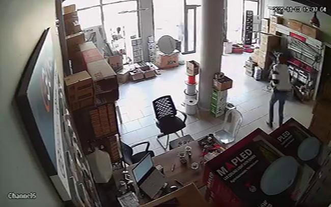 Deprem anı kameraya yansıdı