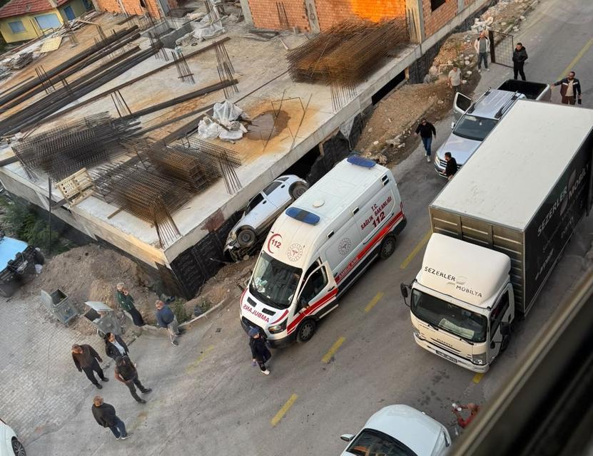 Otomobil inşaatın temeline düştü