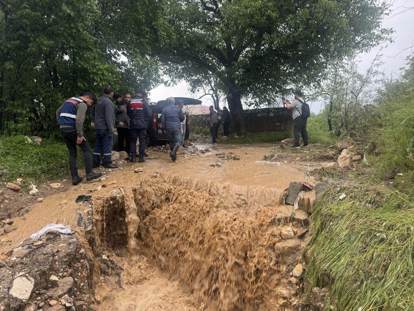 Sel felaketi: Suya kapılan kadın hayatını kaybetti