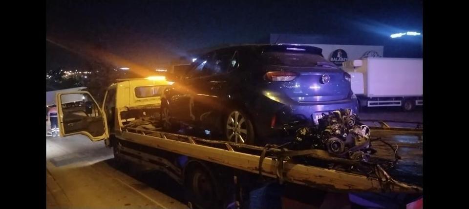 Kontrolden çıkan otomobil fabrika duvarına çarptı: 2 yaralı