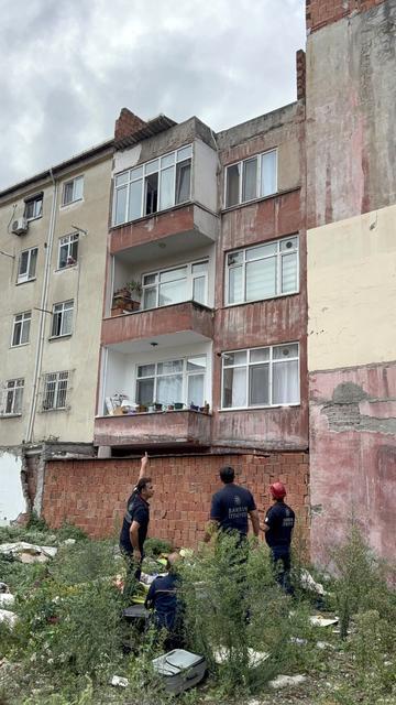 AMERİKALI 22 YAŞINDAKİ KADIN ÇATIYA ÇIKARAK İNTİHARA KALKIŞTI