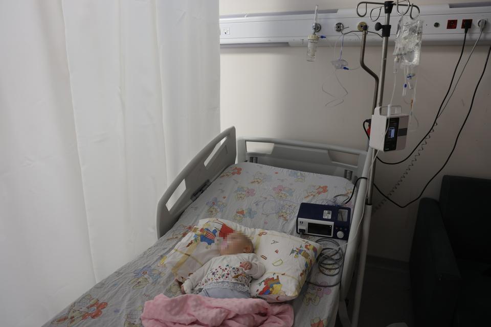 SERUM ÇIKARMA İŞLEMİ ESNASINDA SARGIYLA BİRLİKTE BEBEĞİN PARMAĞI KESİLDİ