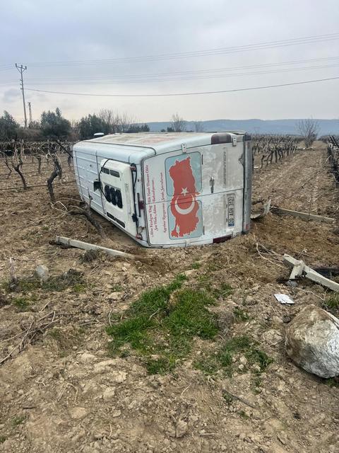 Minibüs üzüm bağına uçtu: 1 yaralı